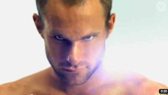 Pour le parfum Challenge Re/Fresh de Lacoste, Andy Roddick tombe le polo... Il fait chaud...