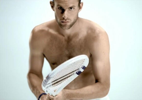 Pour le parfum Challenge Re/Fresh de Lacoste, Andy Roddick tombe le polo... Il fait chaud...