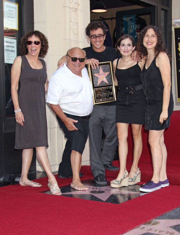 Danny DeVito, entouré de sa femme Rhea et de ses enfants, reçoit son étoile sur le Walk of Fame à Hollywood le 18 août 2011