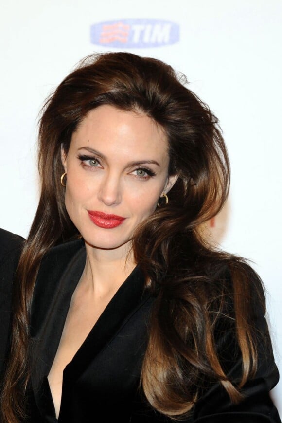 Smoky eyes et rouge à lèvres clinquant, Angelina Jolie était superbe pour la première de son film The Tourist en Italie. Rome, le 15 décembre 2010.