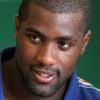 Teddy Riner aborde, à 22 ans, les Mondiaux 2011 à Paris-Bercy, dans sa ville, devant son public et ses proches, avec une confiance et une envie énormes. A 48 heures de la compétition, qui s'ouvre le 24 août, il assistait le 22 août à la consécration de son prédécesseur David Douillet, désigné meilleur judoka de l'histoire par la Fédération Internationale.