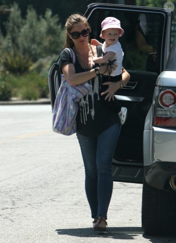 Rebecca Gayheart s'offre un pique-nique avec sa fillette Billie et son père Curtis. Los Angeles, 20 août 2011