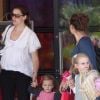 Jennifer Garner visiblement enceinte avec lses filles Violet et Seraphina  à Los Angeles en août 2011