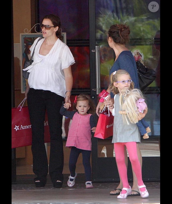 Jennifer Garner visiblement enceinte avec lses filles Violet et Seraphina  à Los Angeles en août 2011