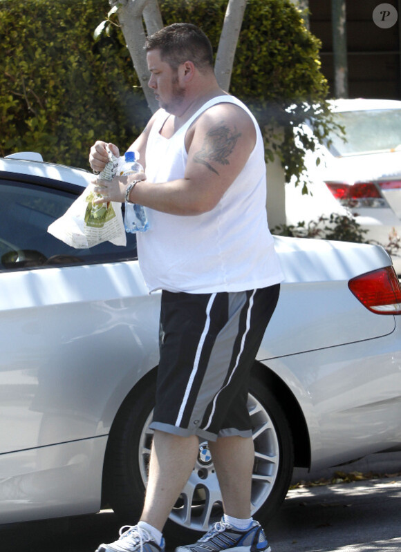 Dans sa BMW, dont le pare-choc arrière est endommagé depuis presque un mois, Chaz Bono finit de déjeuner avant de rentrer chez lui dans sa demeure de West Hollywood le 22 août