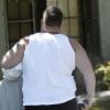 Dans sa BMW, dont le pare-choc arrière est endommagé depuis presque un mois, Chaz Bono finit de déjeuner avant de rentrer chez lui dans sa demeure de West Hollywood le 22 août
