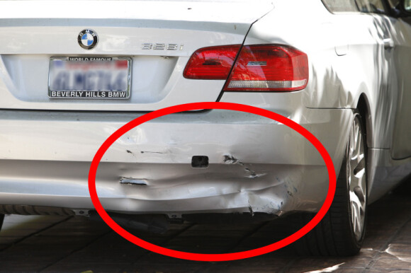 Le pare-choc arrière de la voiture de Chaz Bono est endommagé à West Hollywood le 22 août