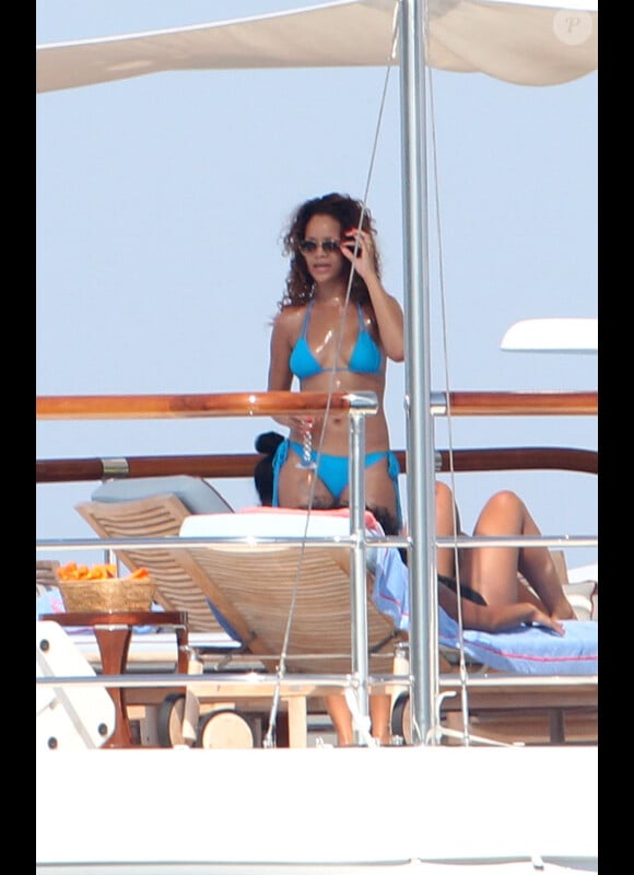 Rihanna, très sensuelle, bronze le 23 août, à Saint-Tropez sur un yacht avec des amis  