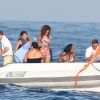 La chanteuse Rihanna est allée s'éclater avec ses amis sur un bateau pneumatique au large de Saint-Tropez le 23 août 2011