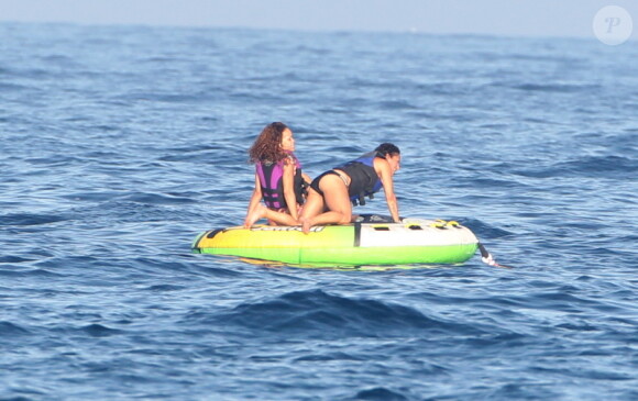 La chanteuse Rihanna est allée s'éclater avec ses amis sur un bateau pneumatique au large de Saint-Tropez le 23 août 2011