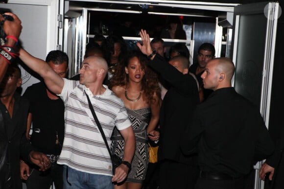Rihanna sort du Vip Room aux côtés de Jean-Roch à Saint-Tropez le 22 août 2011