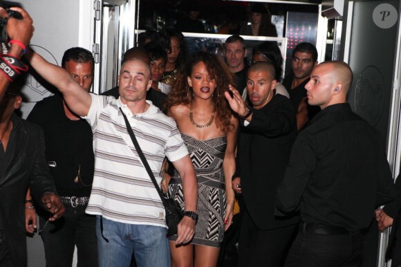 Rihanna arrive au Vip Room aux côtés de Jean-Roch à Saint-Tropez le 22 août 2011