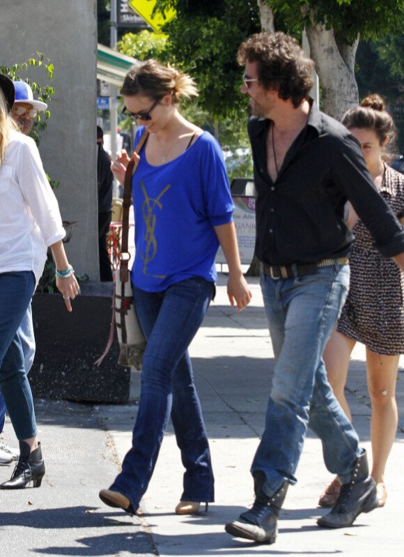 Olivia Wilde va déjeuner dans le quartier de Los Feliz à Los Angeles avec des amis et son ex-mari Tao Ruspoli, le 24 août 2011