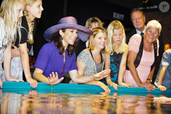 La princesse Mary de Danemark à l'Océanarium de la Mer du Nord de Hirtshals, le 25 août 2011, dernier jour de la croisière princière dans le Jutland à bord du Dannebrog.