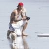 David Beckham s'improvise photographe à la plage à Malibu pour ses fils Brooklyn, Romeo et Cruz, le 27 août 2011