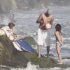 David Beckham est à la plage à Malibu le 27 août 2011 mais il trouve le temps de signer des autographes.