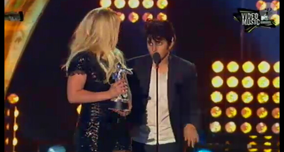 Britney Spears reçoit un MTV Video Music Award d'honneur des mains de Lady Gaga, ou plutôt de Jo Calderone l'alter ego masculin de l'interprète de Bad Romance, à Los Angeles, dimanche 28 août 2011.