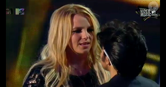 Britney Spears reçoit un MTV Video Music Award d'honneur des mains de Lady Gaga, dimanche 28 août 2011.