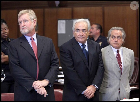 Dominique Strauss-Kahn entouré de ses avocats William Taylor et Benjamin Brafman, à New yrok, le 6 juin 2011.