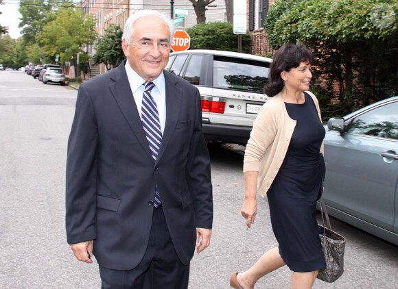 Dominique Strauss-Kahn et Anne Sinclair, après leur visite au FMI, de retour à leur domicile de Washington, le 29 août 2011.