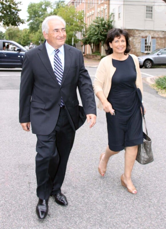 Dominique Strauss-Kahn et Anne Sinclair, après leur visite au FMI, de retour à leur domicile de Washington, le 29 août 2011.