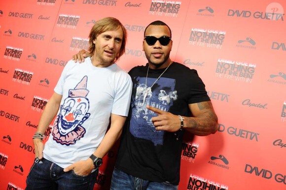 David Guetta avec Flo Rida fêtent la sortie de Nothing but the beat et de son documentaire sur Hollywood boulevard, à Los Angeles, le 30 août 2011.