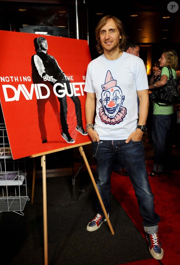 David Guetta fête la sortie de Nothing but the beat et de son documentaire sur Hollywood boulevard, à Los Angeles, le 30 août 2011.