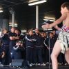 Le fameux Haka, cette danse traditionnelle si chère aux Néo-zélandais attendait les rugbyman français à leur arrivée à l'aéroport d'Auckland