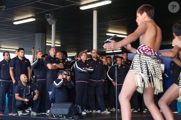 Le fameux Haka, cette danse traditionnelle si chère aux Néo-zélandais attendait les rugbyman français à leur arrivée à l'aéroport d'Auckland