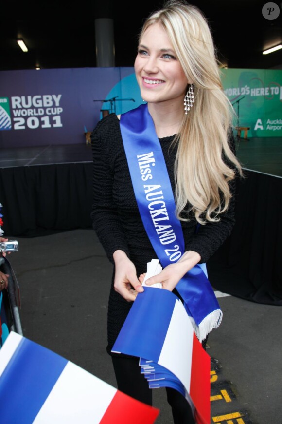 Miss Auckland était présente à l'aéroport pour acceuillir L'équipe de France de rugby venue disputer les championnats du monde