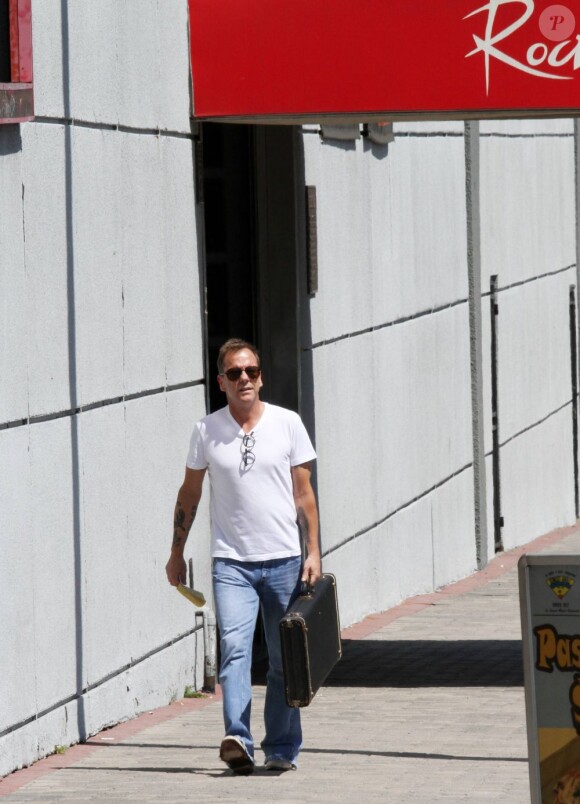 Kiefer Sutherland sort d'un magasin de guitares à Los Angeles le 30 août 2011