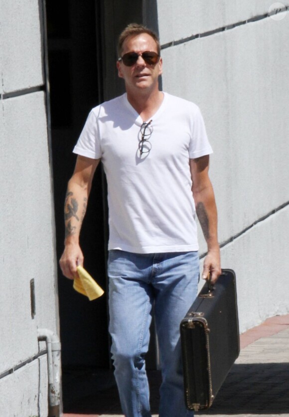 Kiefer Sutherland sort d'un magasin de guitares à Los Angeles le 30 août 2011