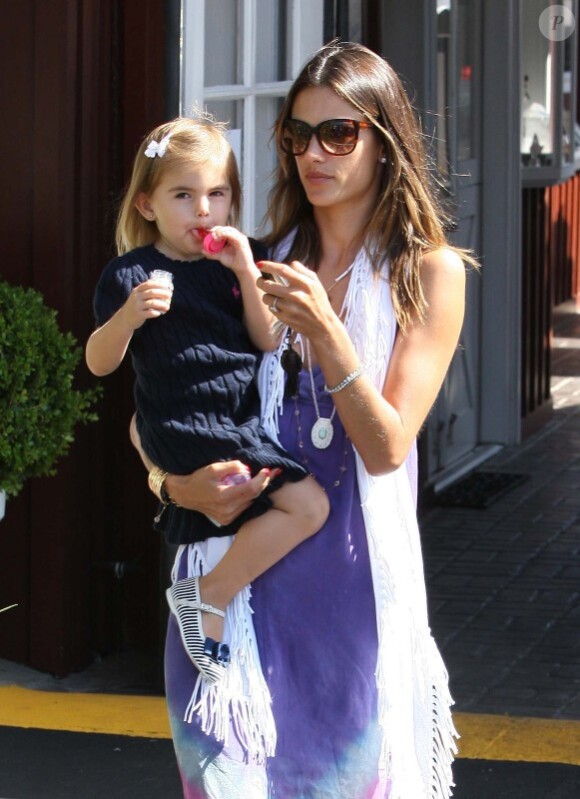 Alessandra Ambrosio entourée de sa fille Anja et de son amoureux Jaime Mazur. Le 31 août à Los Angeles