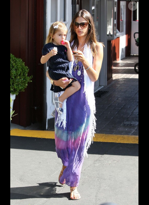 Alessandra Ambrosio entourée de sa fille Anja et de son amoureux Jaime Mazur. Le 31 août à Los Angeles
