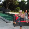 Marc Cerrone, sa femme Jill et leur fille Maora dans leur maison de Saint-Tropez, le 15 août 2011
