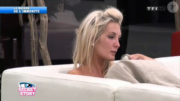 Marie seule pleure dans Secret Story 5, jeudi 1 septembre 2011 sur TF1