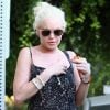 Lindsay Lohan a changé de robe pour une tenue tout aussi catastrophique qui révèle un peu plus sa maigreur. Los Angeles, 1e septembre 2011