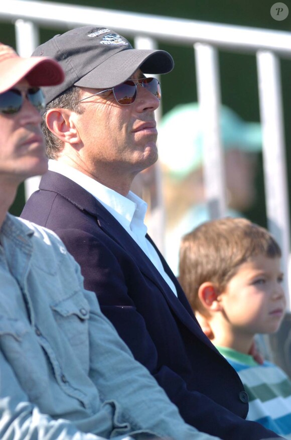 Jerry Seinfeld observe sa fille Sascha lors du Hampton Classic 2011 Horse Show, à Long Island, le 1er septembre 2011.
