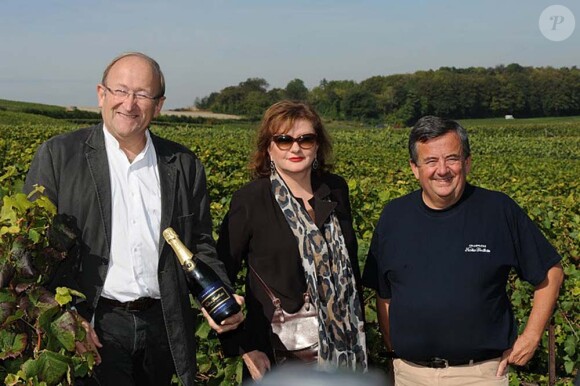 Catherine Jacob, marraine des vendanges 2011 du champagne Nicolas Feuillatte, Épernay le 31 août. Ici en compagnie de Dominique  Pierre,  directeur général et Jean-Pierre Vincent, chef de caves.