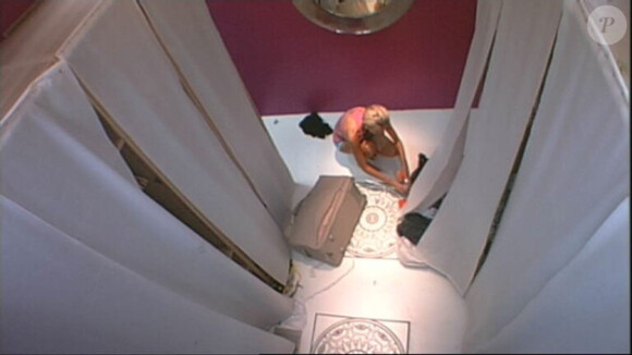 Marie s'isole pour pleurer dans Secret Story 5