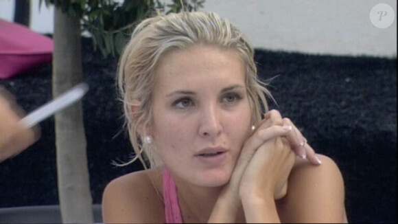 Marie ne comprend pas pourquoi les filles sont si méfiantes à son égard dans Secret Story 5