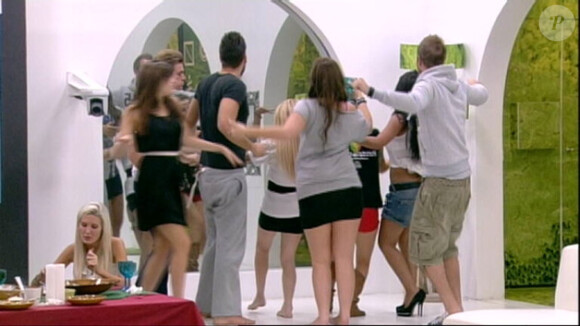 Tout le monde danse à l'exception de Marie dans Secret Story 5
