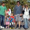 Tori Spelling, enceinte, et son mari Dea McDermott s'occupent de leurs enfants Liam et Stella en compagnie de Jack Montgommery, le fils de Dean McDermott à la foire de Malibu le 3 septembre 2011
 