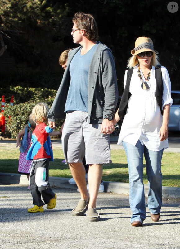 Tori Spelling, enceinte, et son mari Dea McDermott s'occupent de leurs enfants Liam et Stella en compagnie de Jack Montgommery, le fils de Dean McDermott à la foire de Malibu le 3 septembre 2011
 