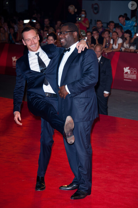 Michael Fassbender et le réalisateur Steve McQueen lors du tapis rouge du film Shame au festival de Venise le 4 septembre 2011