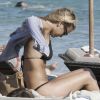 Bar Refaeli profite de ses amis et dévoile son corps de rêve dans un bikini noir à Mykonos le 18 août 2011