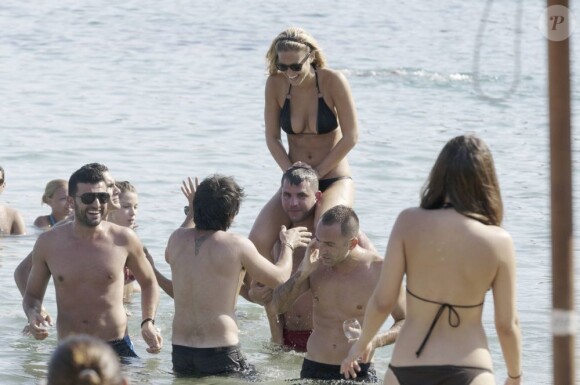 Bar Refaeli profite de ses amis et dévoile son corps de rêve dans un bikini noir à Mykonos le 18 août 2011