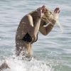 Bar Refaeli profite de ses amis et dévoile son corps de rêve dans un bikini noir à Mykonos le 18 août 2011