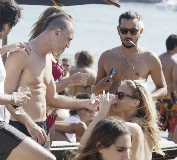 Bar Refaeli profite de ses amis et dévoile son corps de rêve dans un bikini noir à Mykonos le 18 août 2011