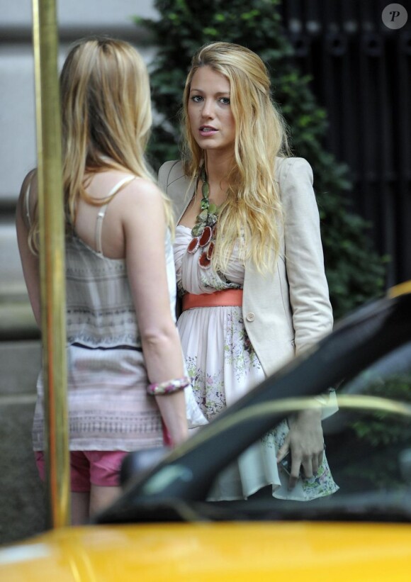 Blake Lively et sa partenaire sur le tournage de Gossip Girl le 7 septembre 2011 à New York.